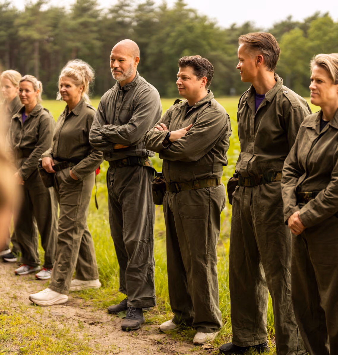 Deelnemers aan een NEXUS-leiderschapstraining in de buitenlucht