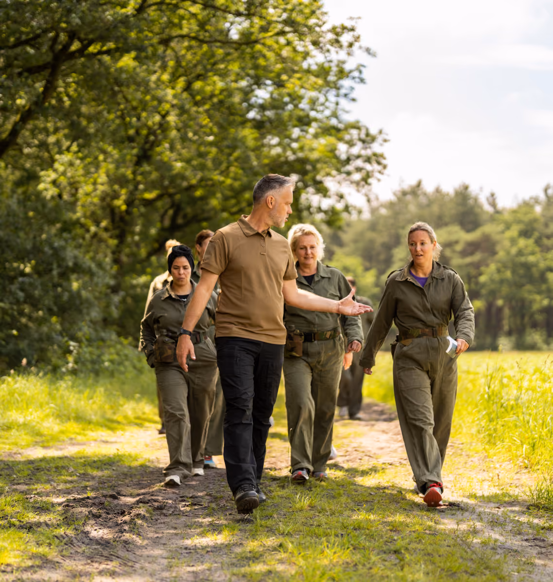 Deelnemers aan een NEXUS-leiderschapstraining in de buitenlucht