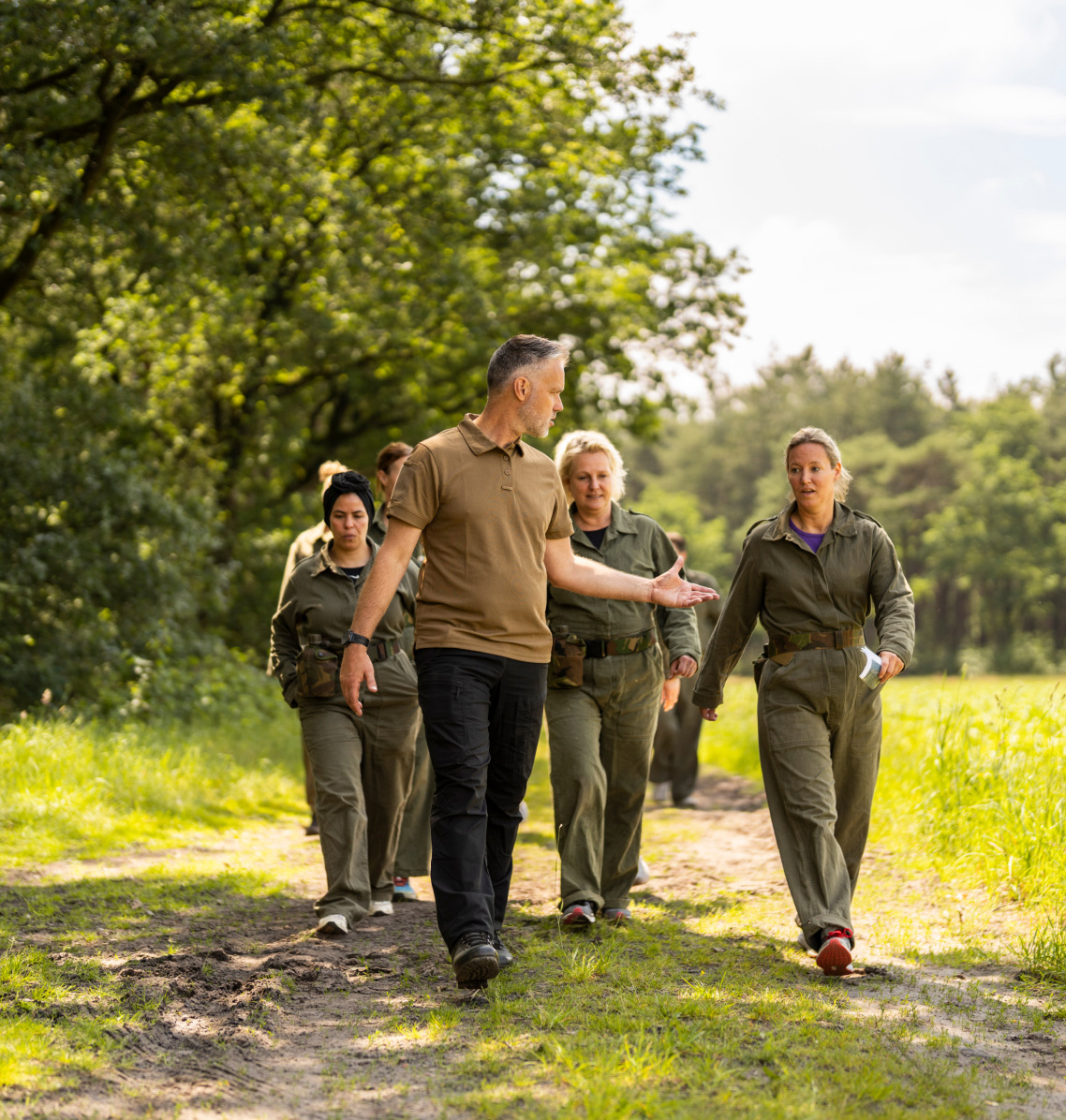 Deelnemers aan een NEXUS-leiderschapstraining in de buitenlucht