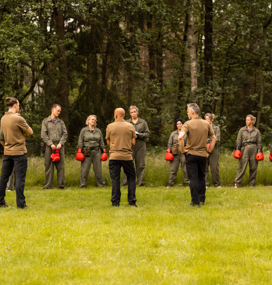Deelnemers aan een NEXUS-leiderschapstraining in de buitenlucht