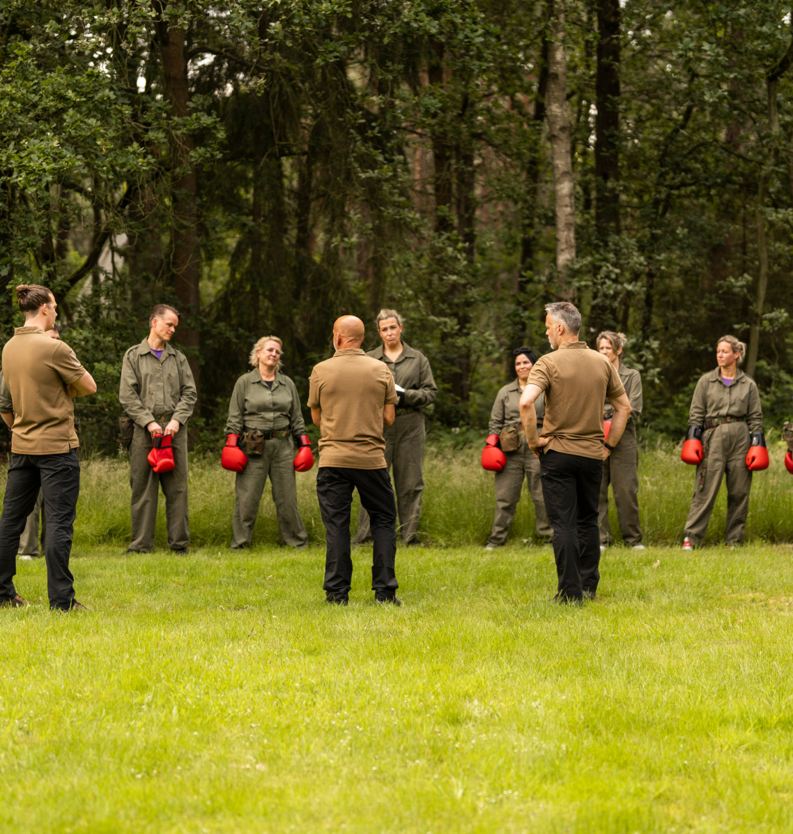 Deelnemers aan een NEXUS-leiderschapstraining in de buitenlucht