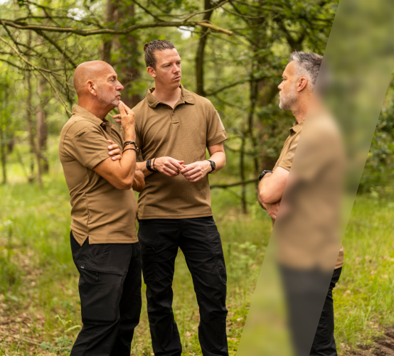 Drie NEXUS-trainers in gesprek in het bos