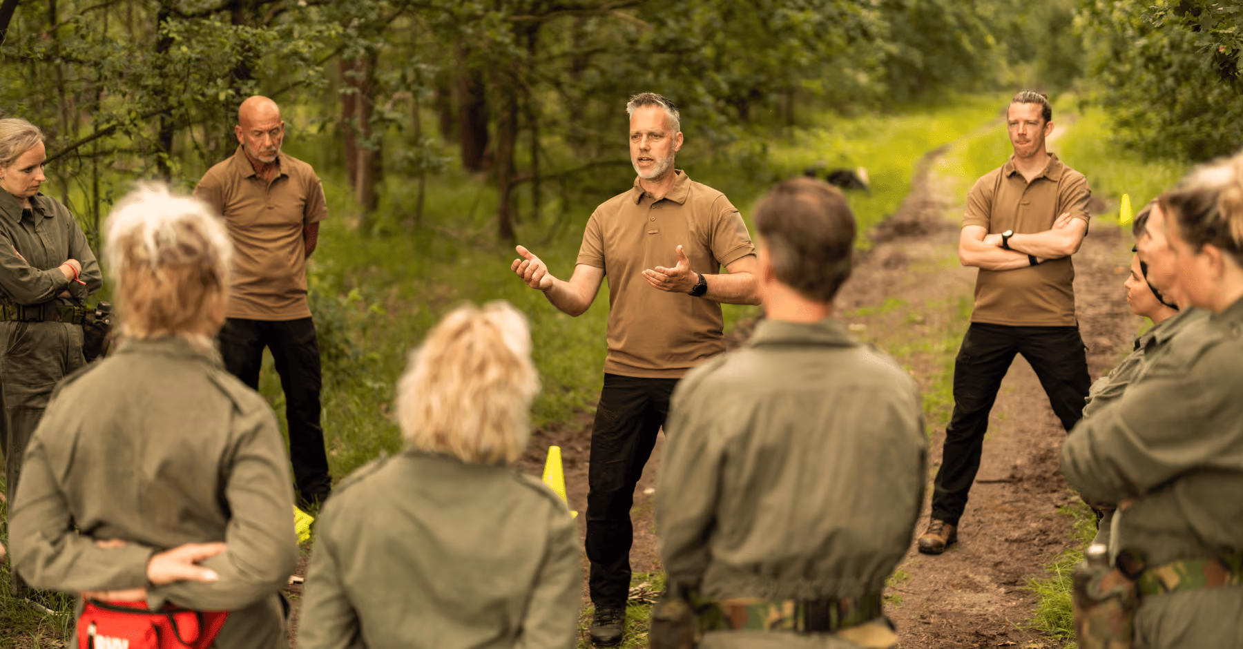 Groep mensen loopt samen een bospad af