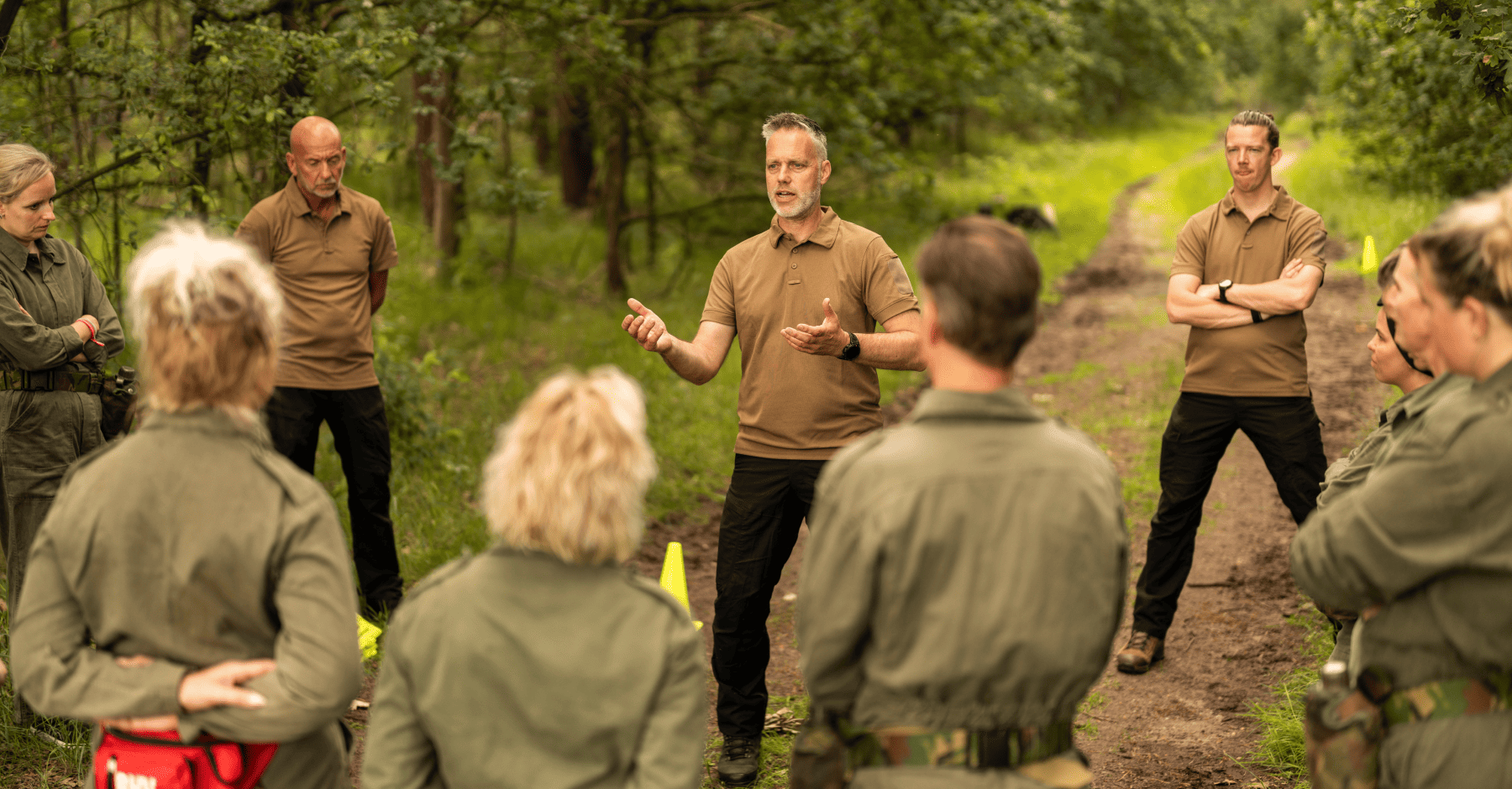Groep mensen loopt samen een bospad af