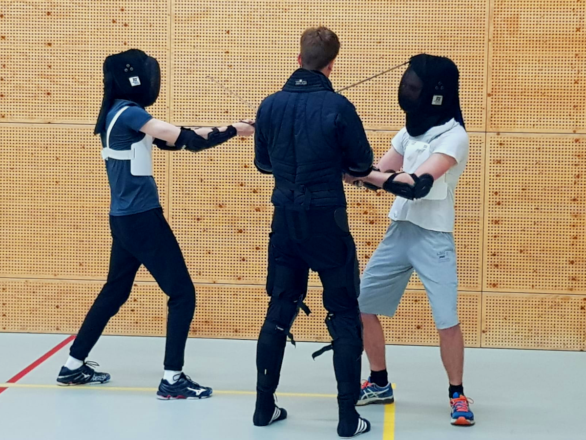 Instructeur geeft uitleg bij een workshop zwaardvechten.