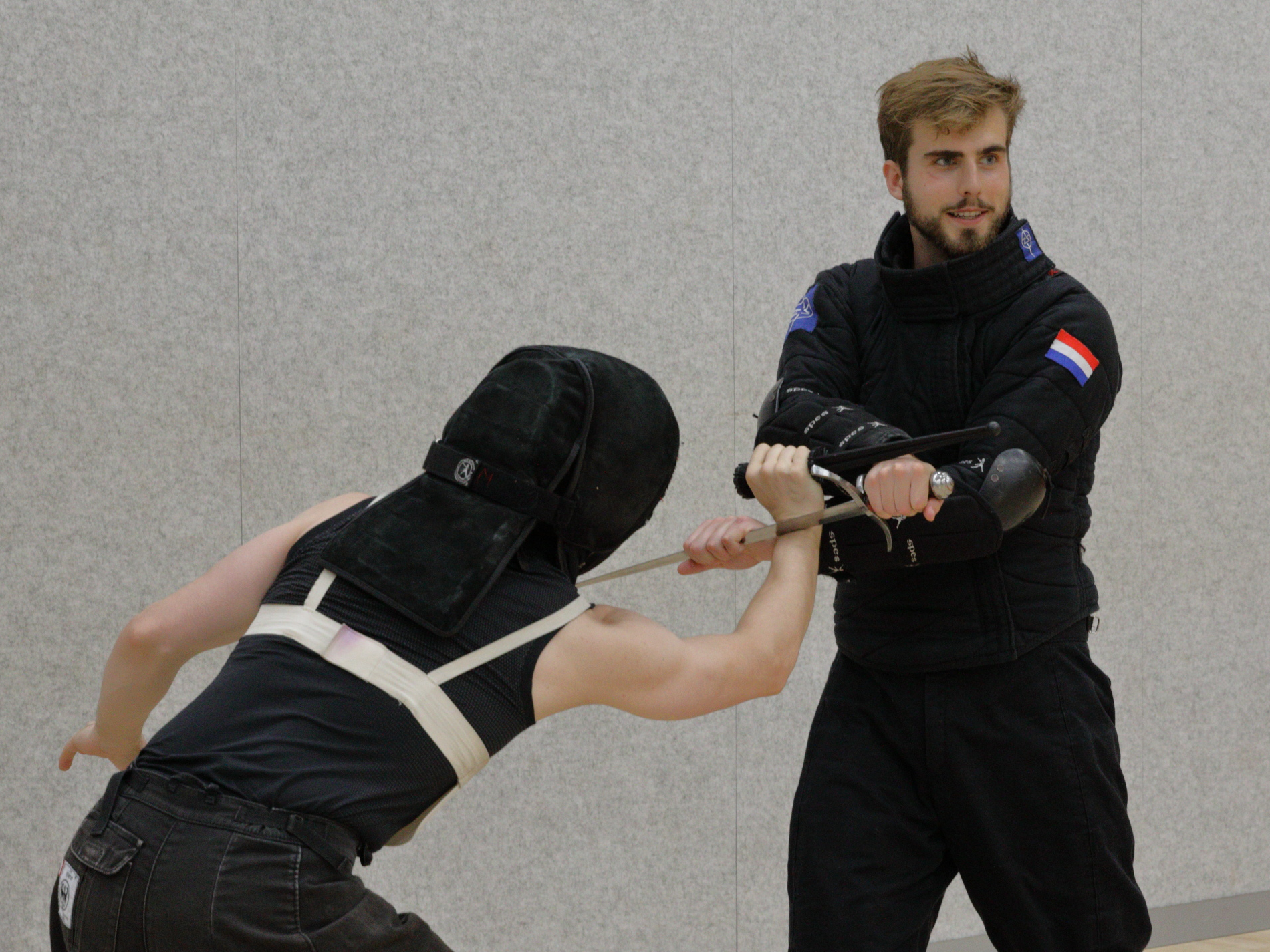 Xander Bruins geeft uitleg over een oefening met een dolk.