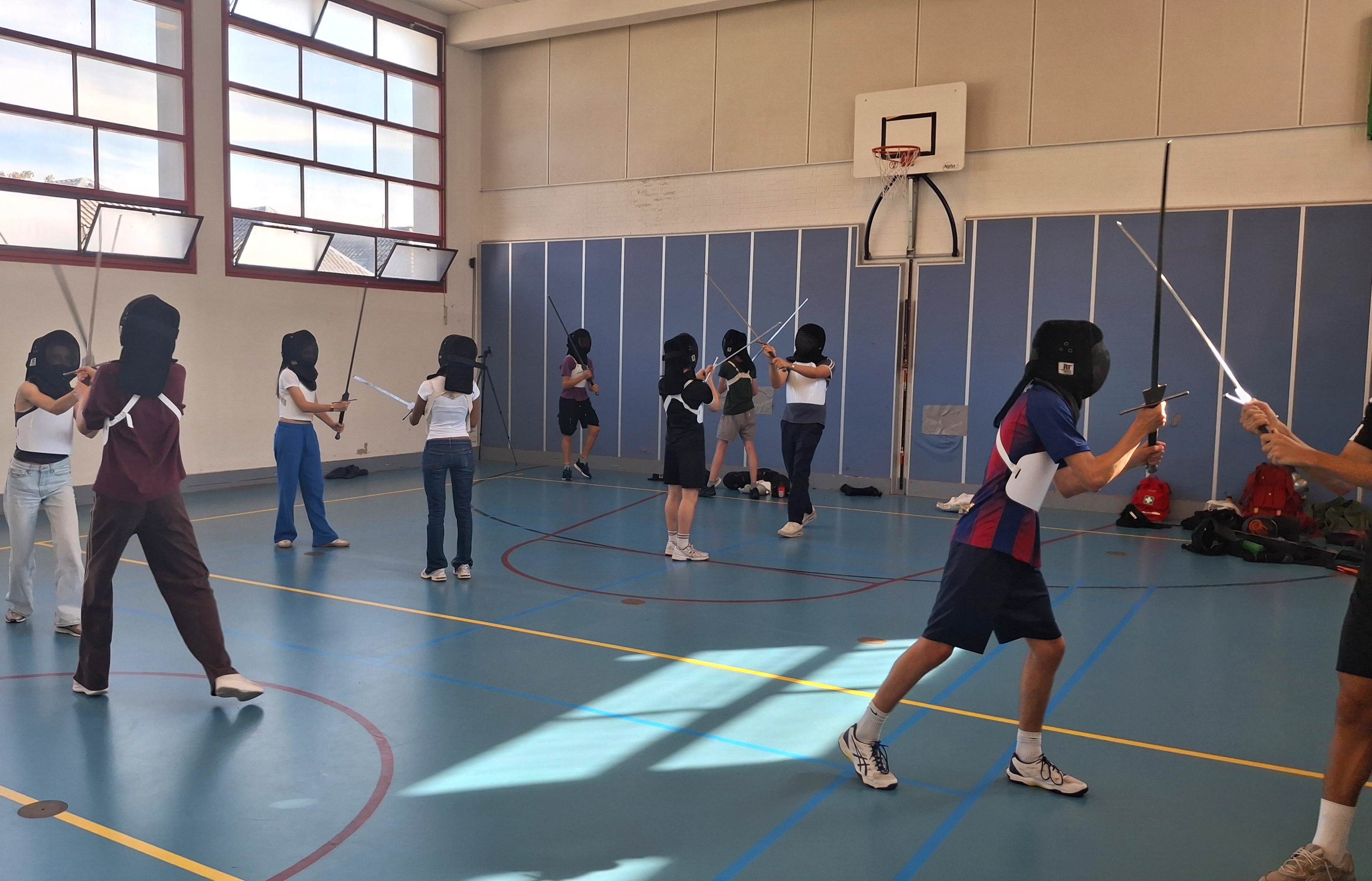 Workshop zwaardvechten op een school in Utrecht. Leerlingen voeren een oefening uit waarbij ze een aanval verdedigen.