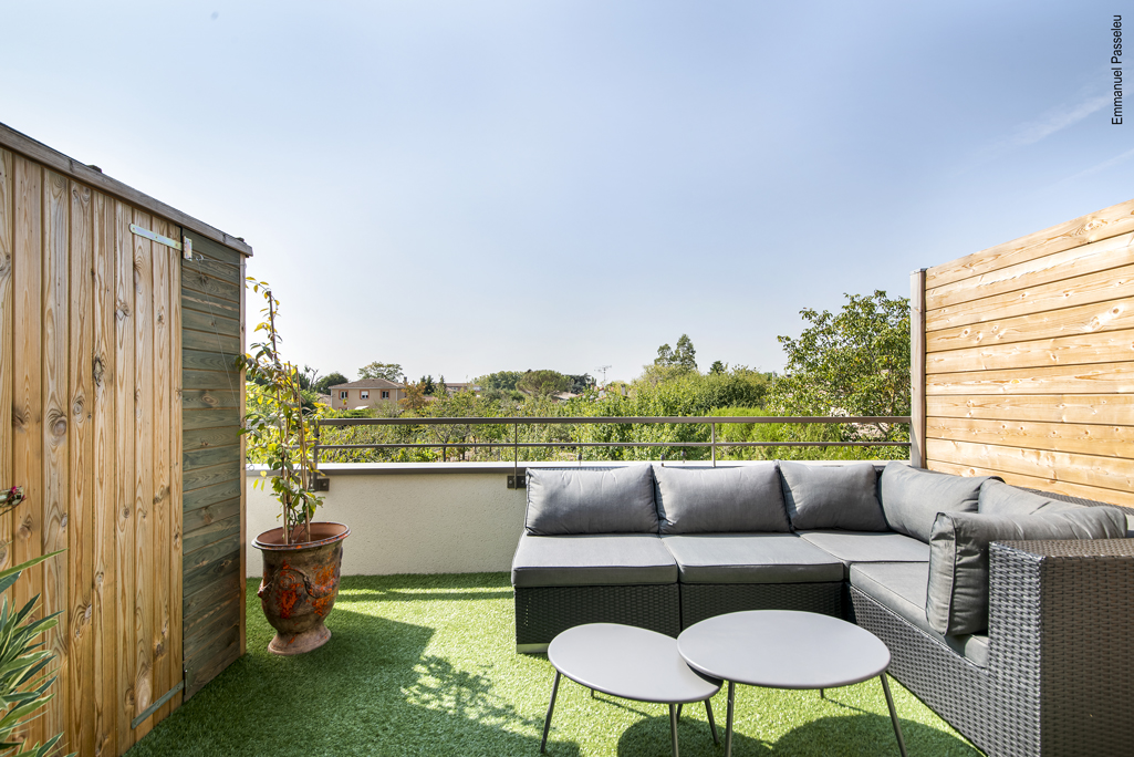 Terrasse aménagée sur une réalisation d'Imagine Conception, salon de jardin et vue dégagée