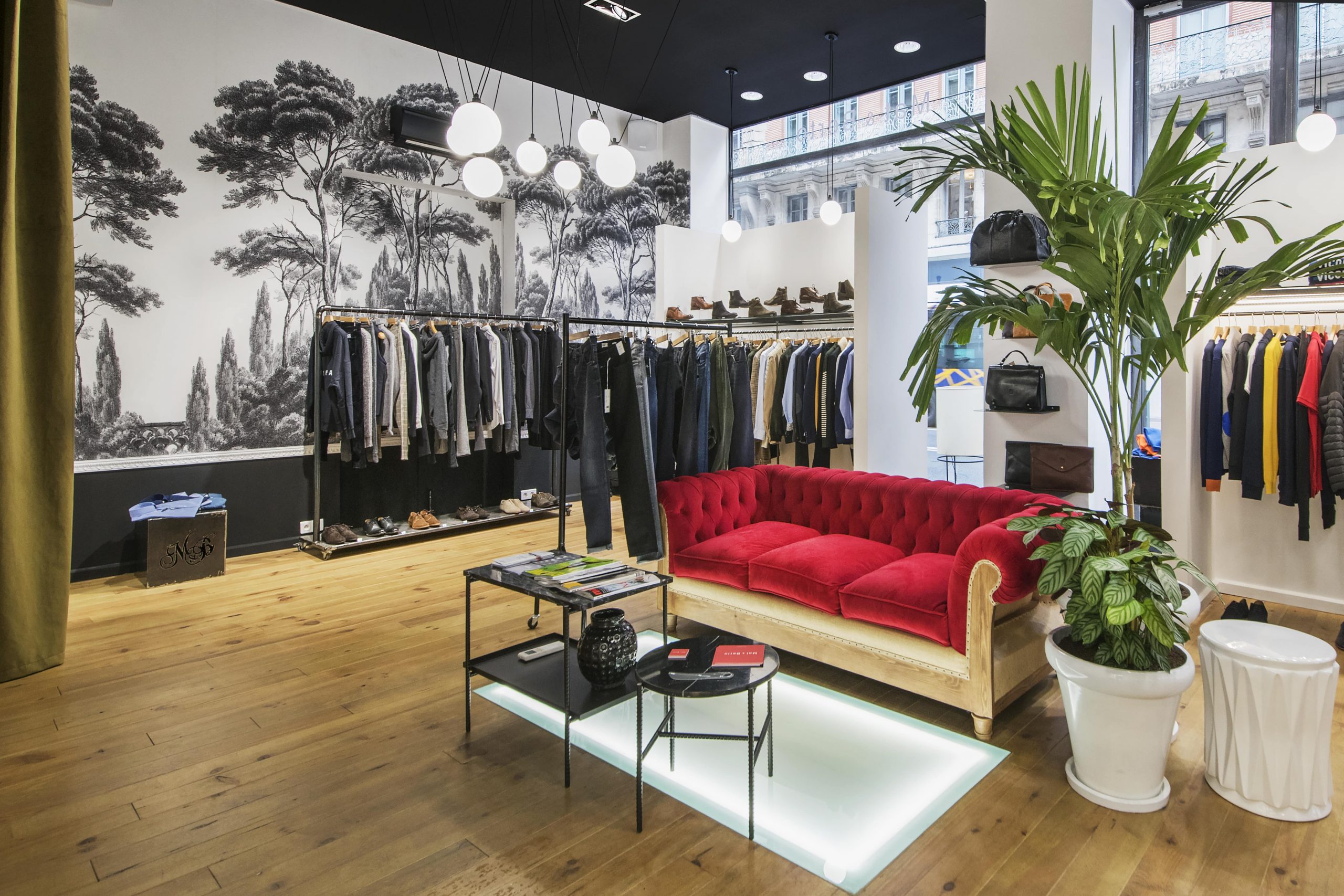 Boutique de prêt-à-porter agencée par Imagine Conception à Toulouse, papier peint panoramique et mobilier sur mesure