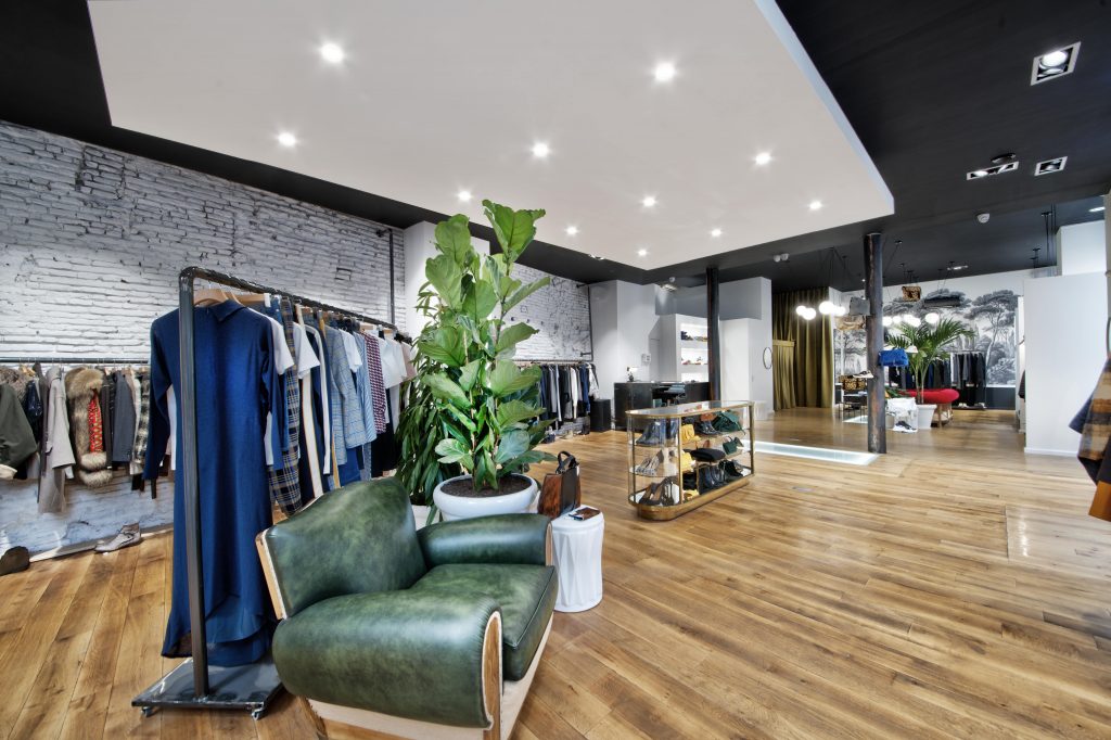 Boutique de mode agencée à Toulouse, portants sur mesure, mur en briques peintes et parquet