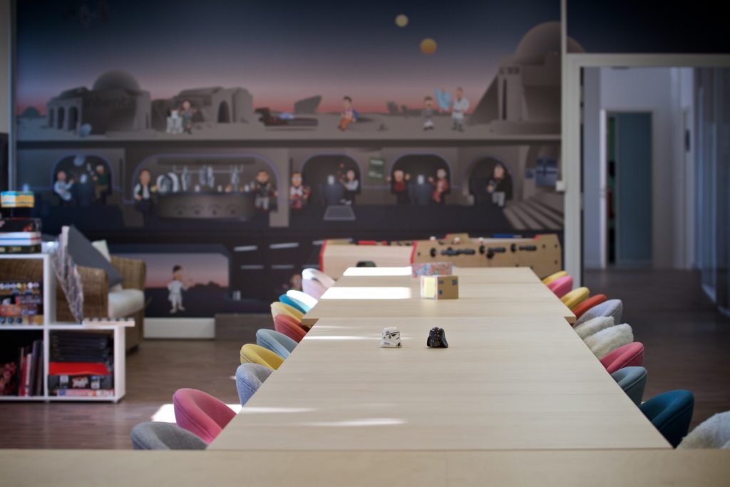 Bureaux aménagés par Imagine Conception, postes de travail et rangements sur mesure
