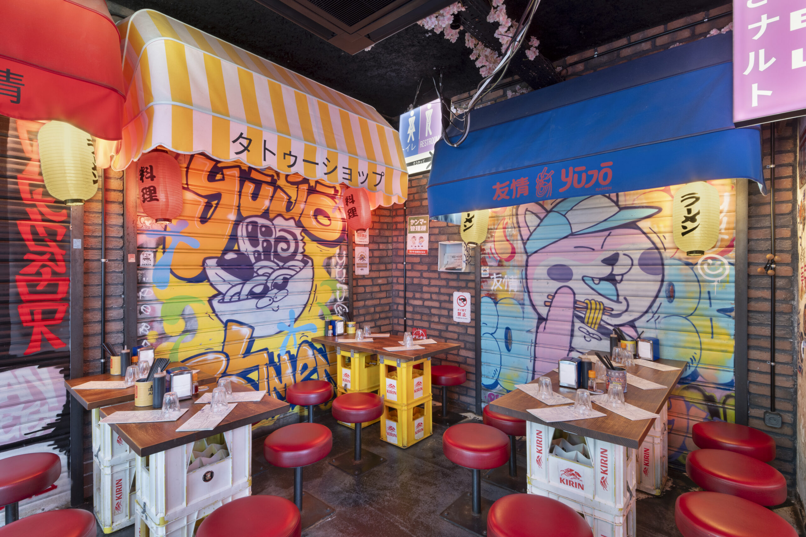Restaurant Yujo à Toulouse, décor de rue japonaise avec auvents et lanternes