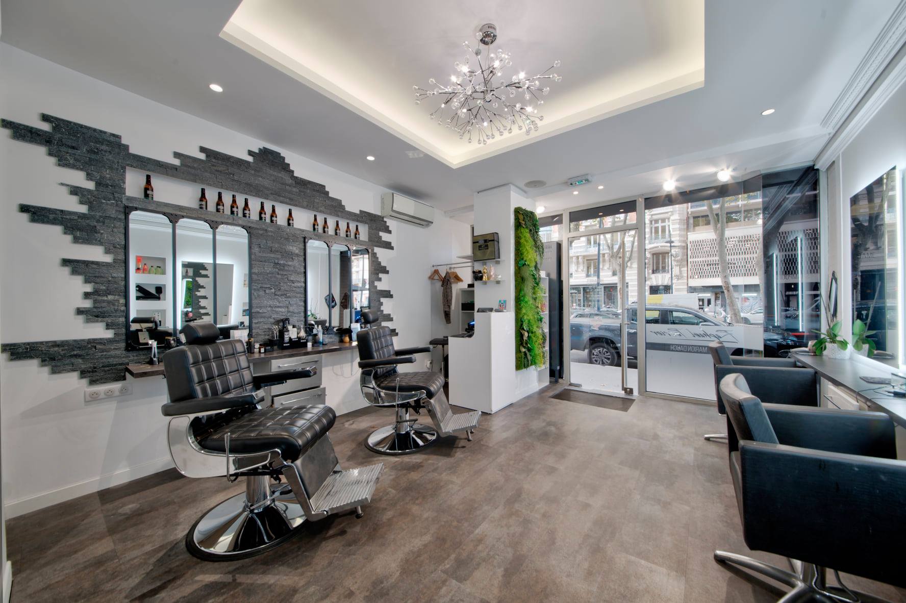 Salon de coiffure agencé par Imagine Conception à Toulouse, postes de coiffage et miroirs sur mesure