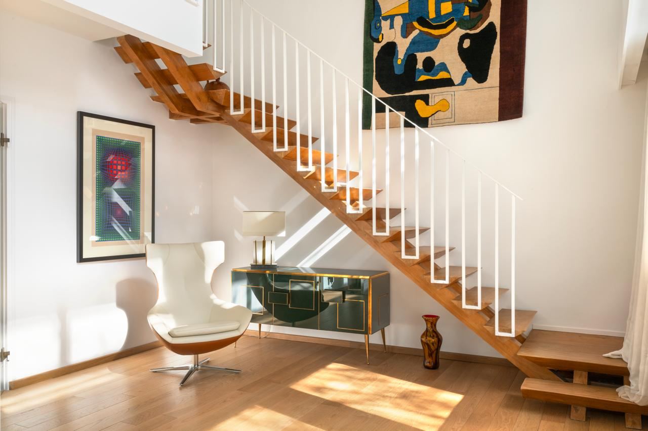 Duplex rénové à Toulouse dans le quartier de la Côte Pavée, escalier en bois et garde-corps métallique