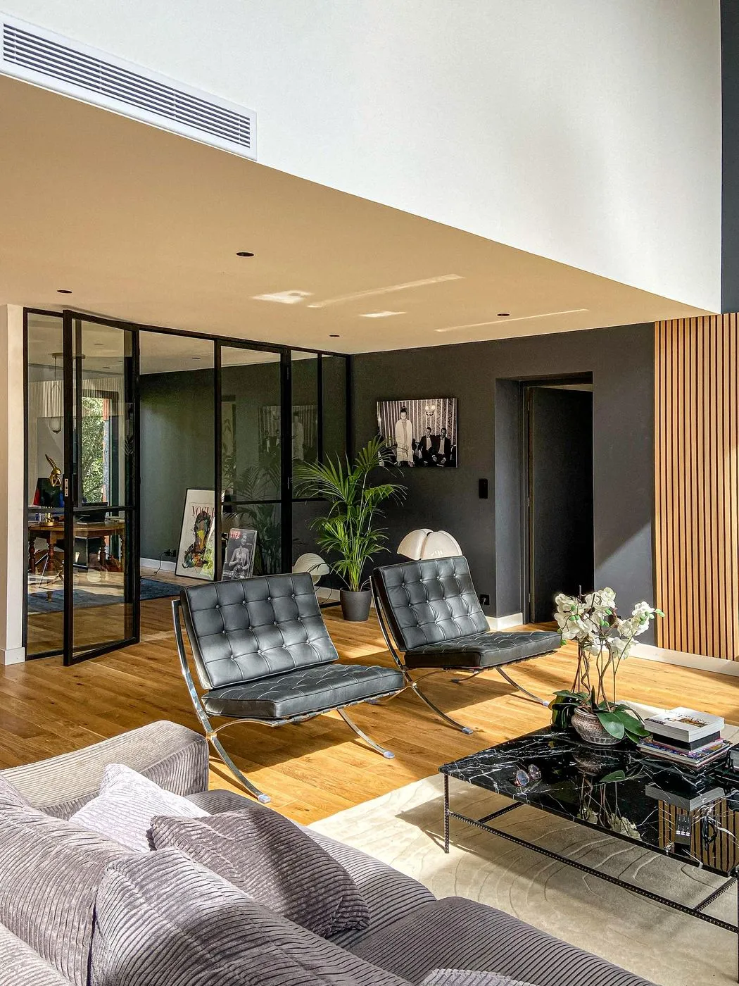 Maison contemporaine rénovée à Pechabou par Imagine Conception, séjour avec verrière et parquet en chêne