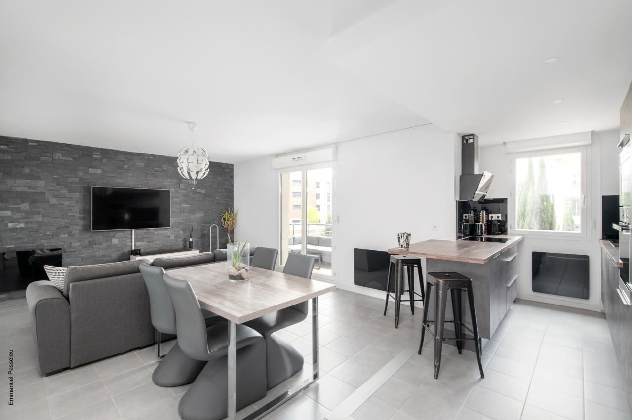 Appartement rénové à Colomiers, séjour et cuisine ouverte