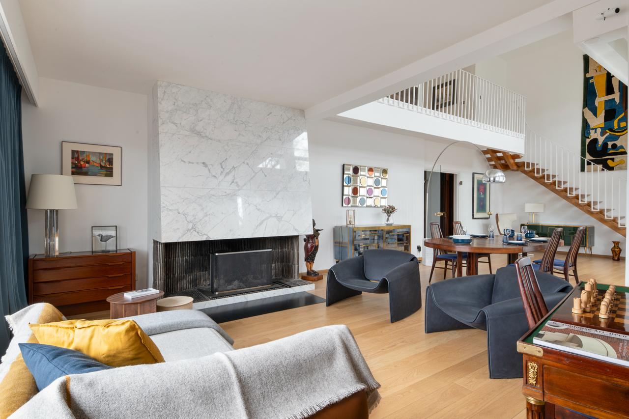 Duplex rénové à Toulouse, Côte Pavée, séjour avec cheminée en marbre