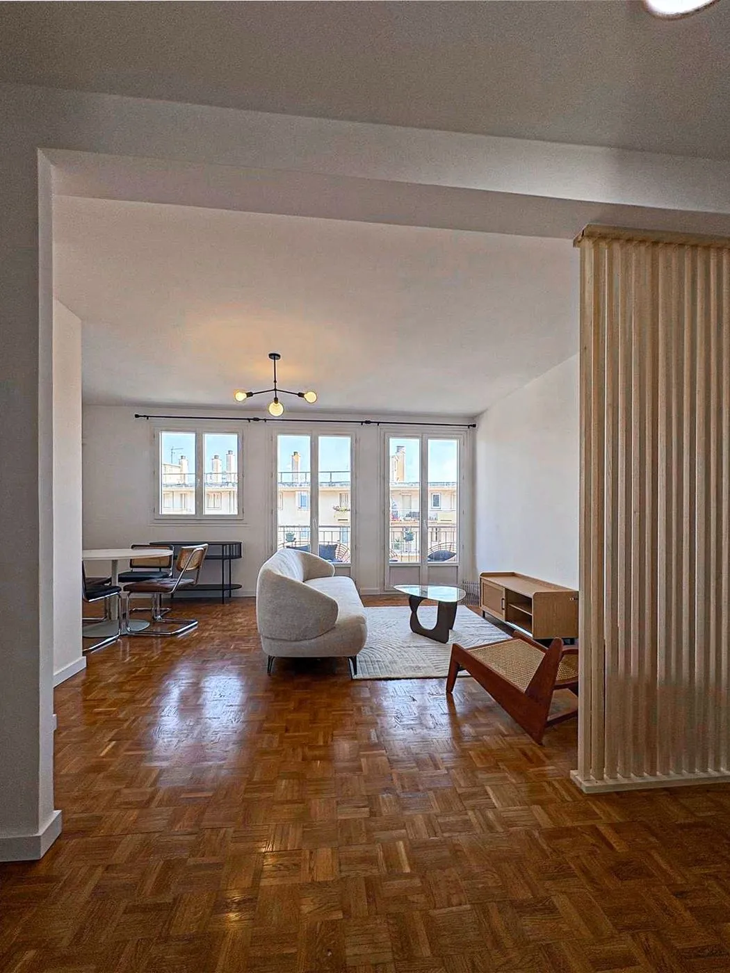 Appartement rénové rue Bayard à Toulouse, séjour ouvert sur les toits