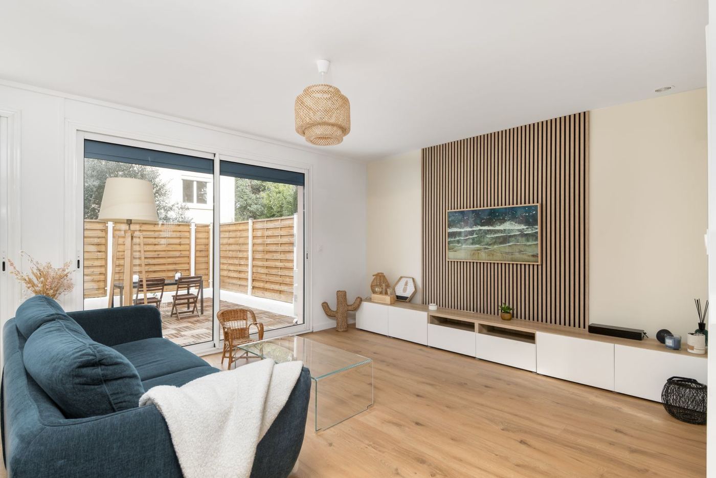 Maison rénovée à Toulouse quartier Rangueil, séjour ouvert sur la terrasse et mur en tasseaux de chêne