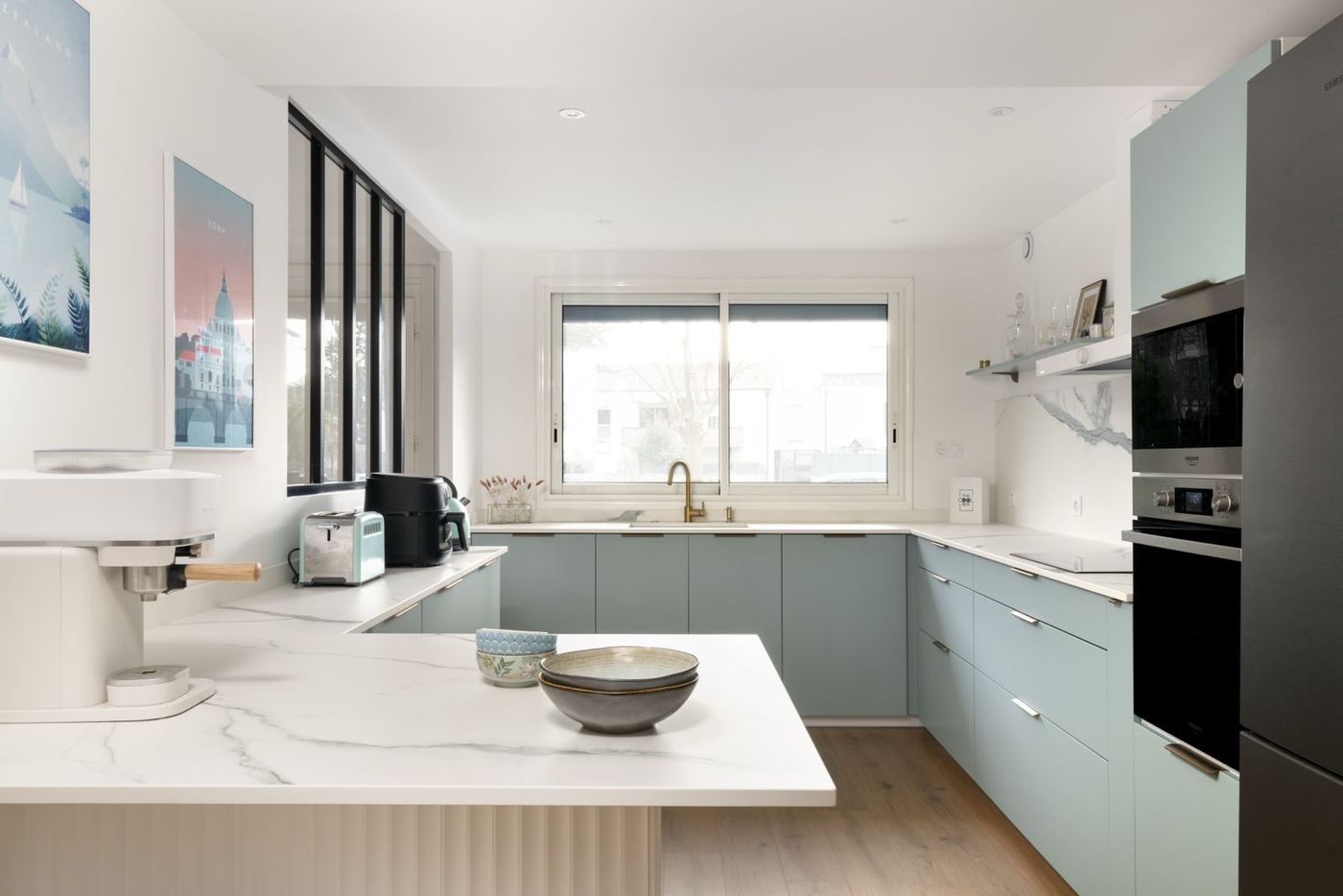 Cuisine vert d'eau et verrière dans une maison du quartier Rangueil à Toulouse
