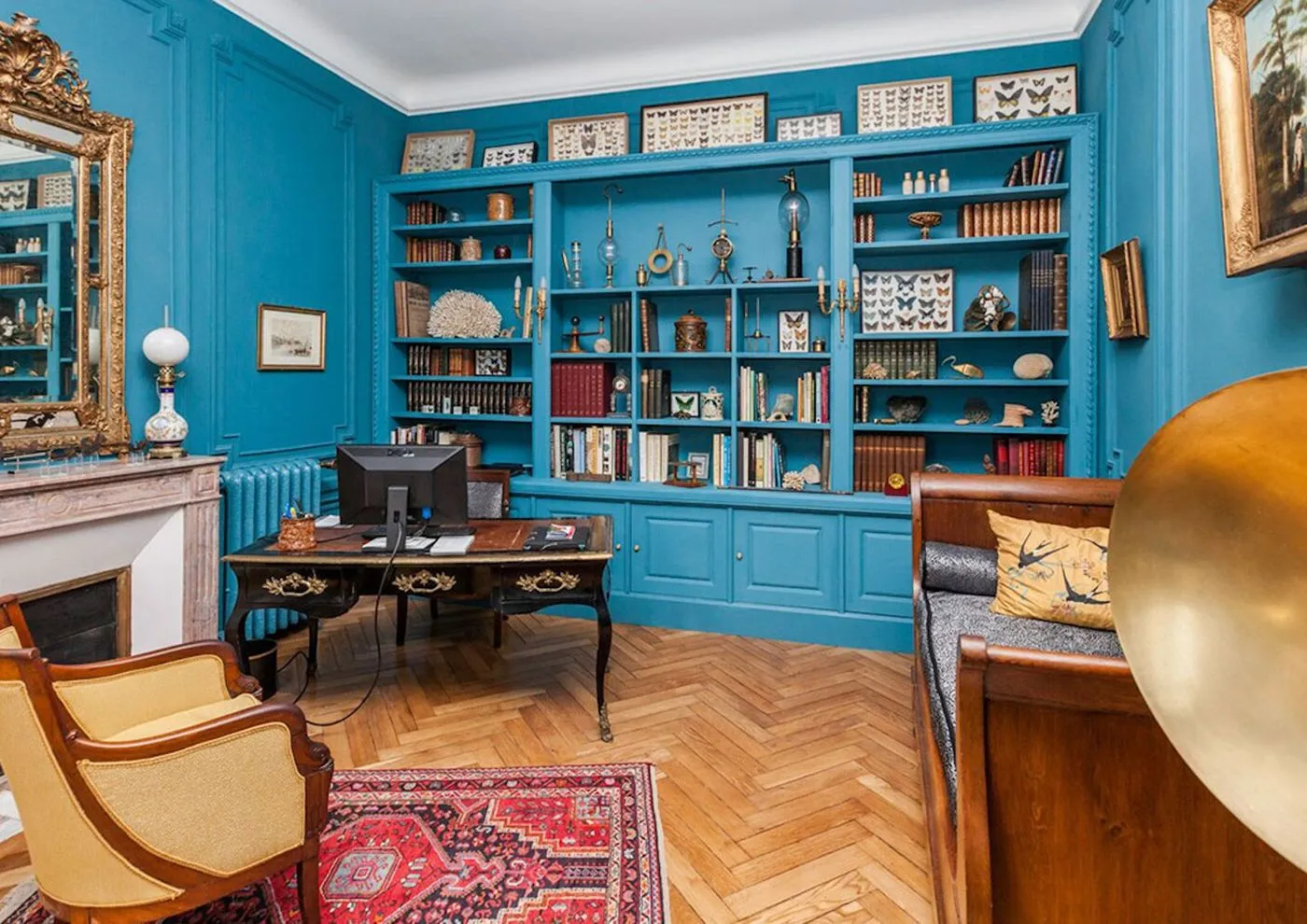 Bibliothèque bleue sur mesure dans un appartement du quartier des Carmes à Toulouse