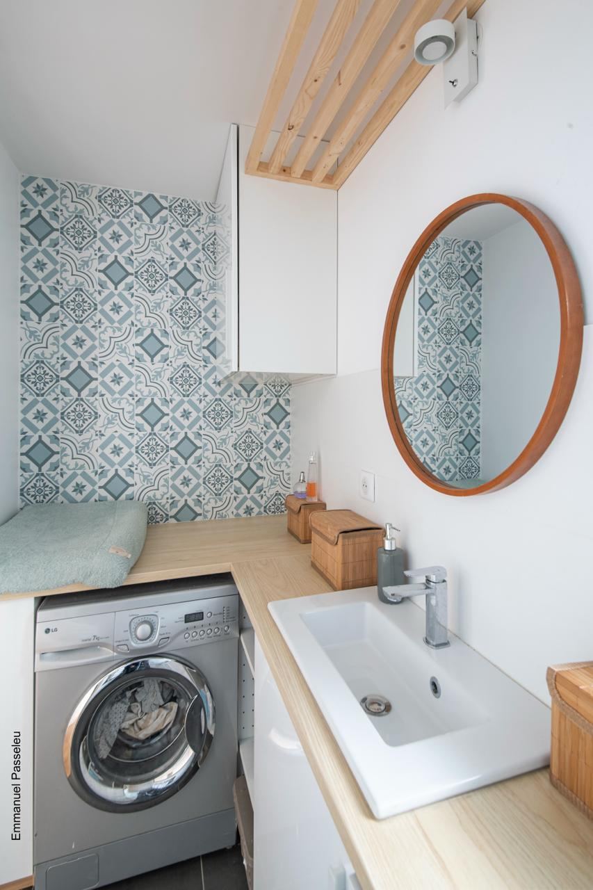 Buanderie et salle d'eau d'une maison à Lardenne, crédence en carreaux de ciment
