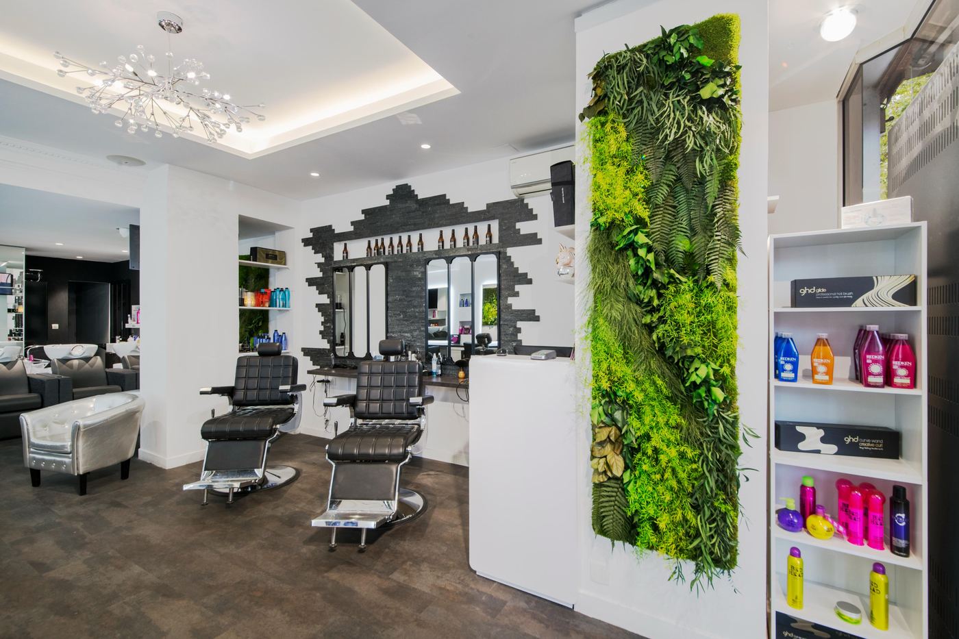 Salon de coiffure agencé boulevard Carnot à Toulouse, mur végétal et postes de coiffage