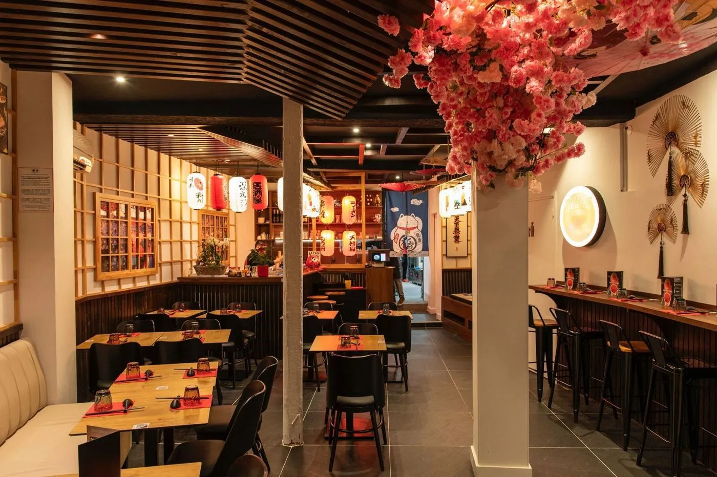 Salle du restaurant Aishi Ramen à Toulouse, cerisier en fleurs et lanternes