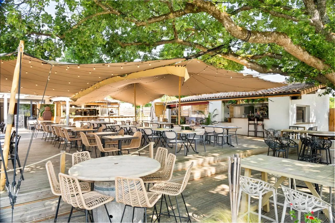 Terrasse du bar-restaurant La Ville en Rose à Colomiers, sous chapiteau