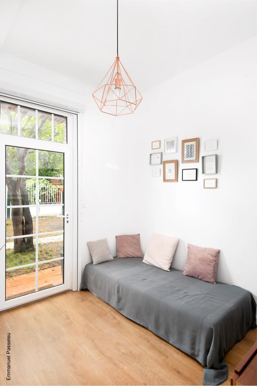 Banquette installée devant la baie vitrée d'une maison à Lardenne, Toulouse