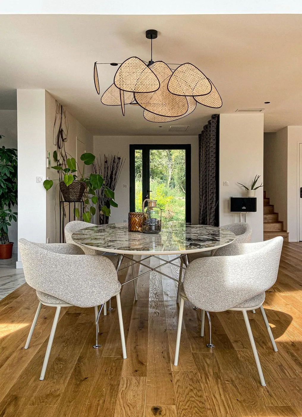 Salle à manger ouverte sur le jardin dans une maison contemporaine à Pechabou