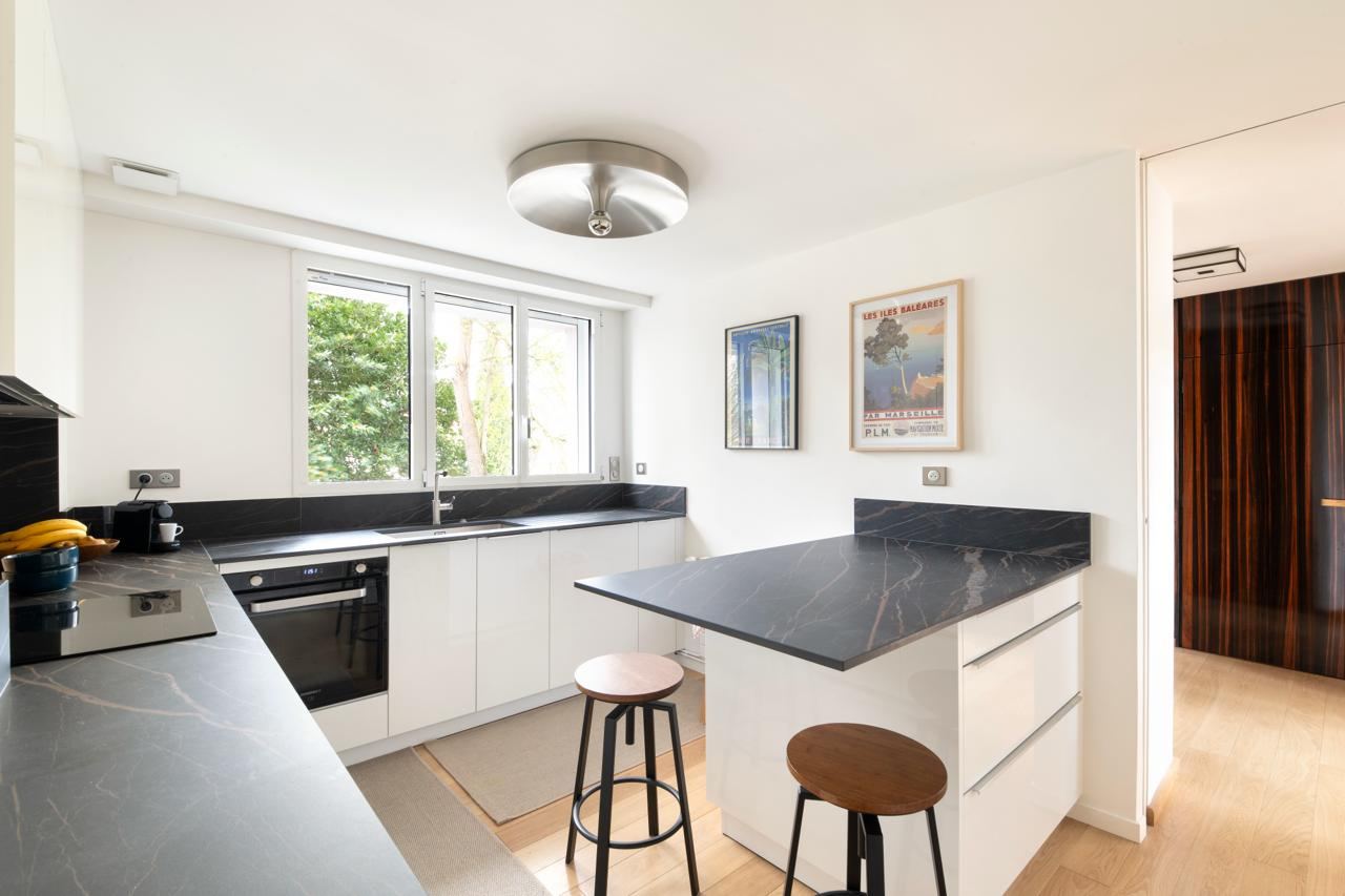 Cuisine avec îlot et plan de travail noir, duplex de la Côte Pavée à Toulouse