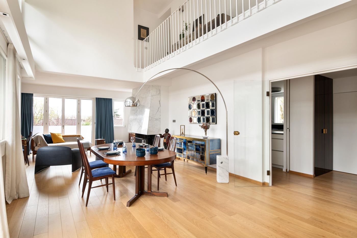 Séjour en double hauteur ouvert sur la mezzanine, duplex de la Côte Pavée à Toulouse