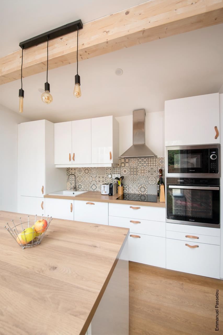 Cuisine blanche et crédence en carreaux de ciment dans une maison à Lardenne