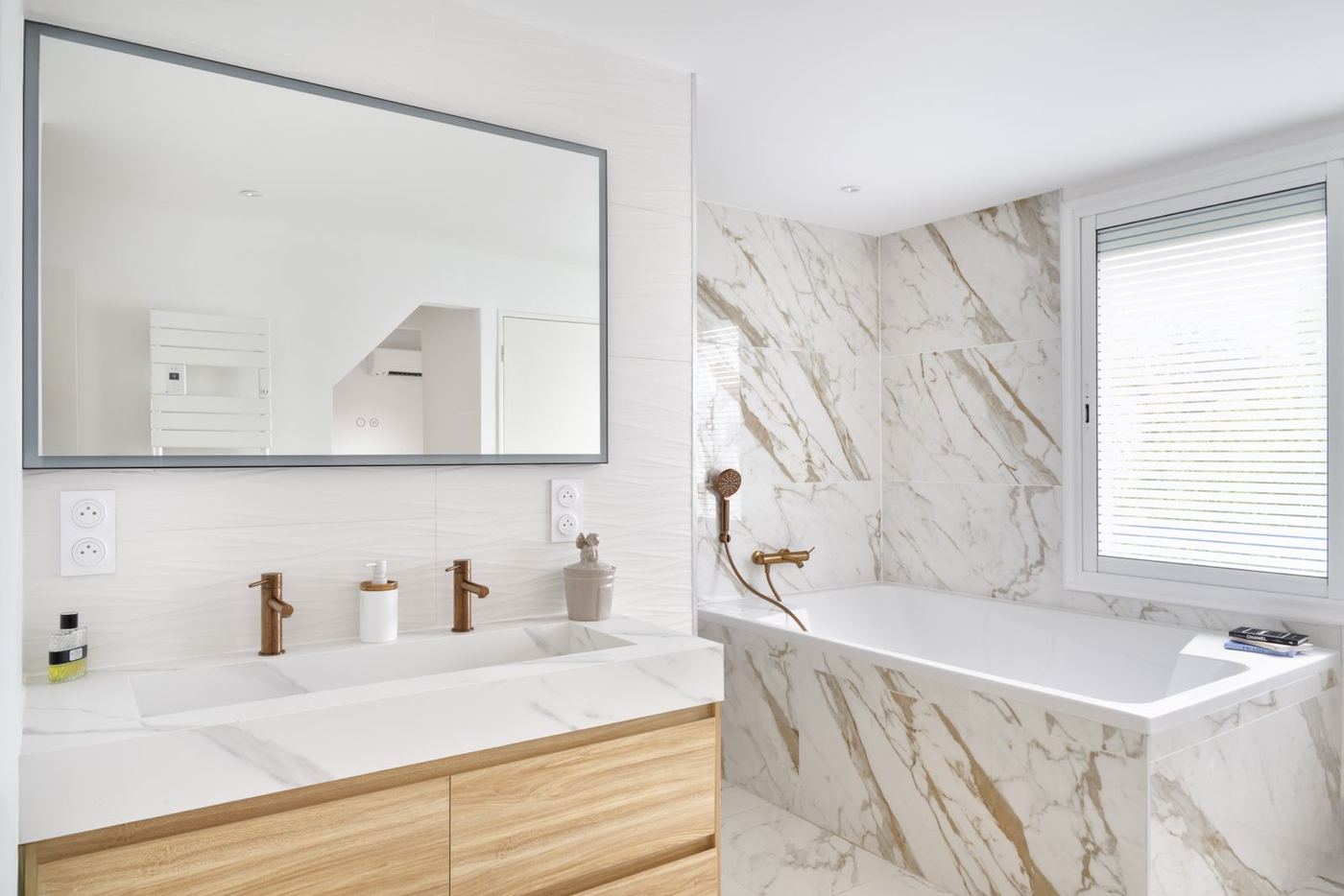 Salle de bains en marbre et double vasque dans une maison du quartier Rangueil