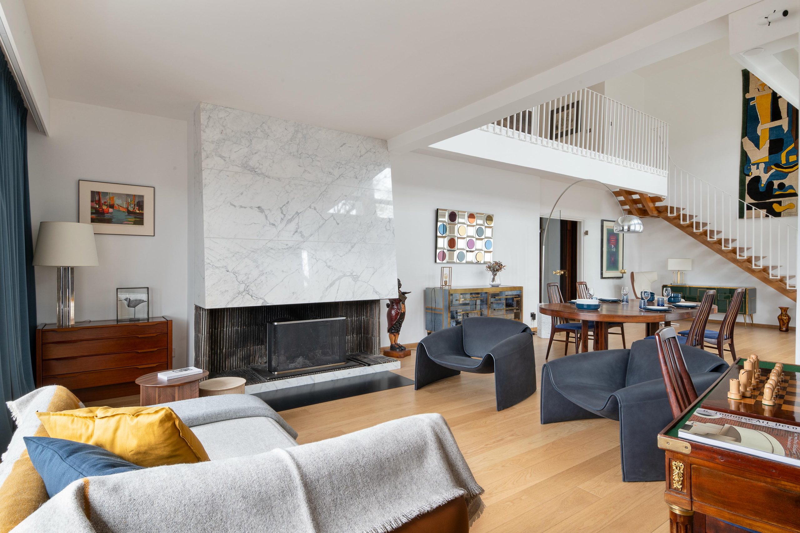 Boutique de prêt-à-porter agencée par Imagine Conception à Toulouse, papier peint panoramique et mobilier sur mesure