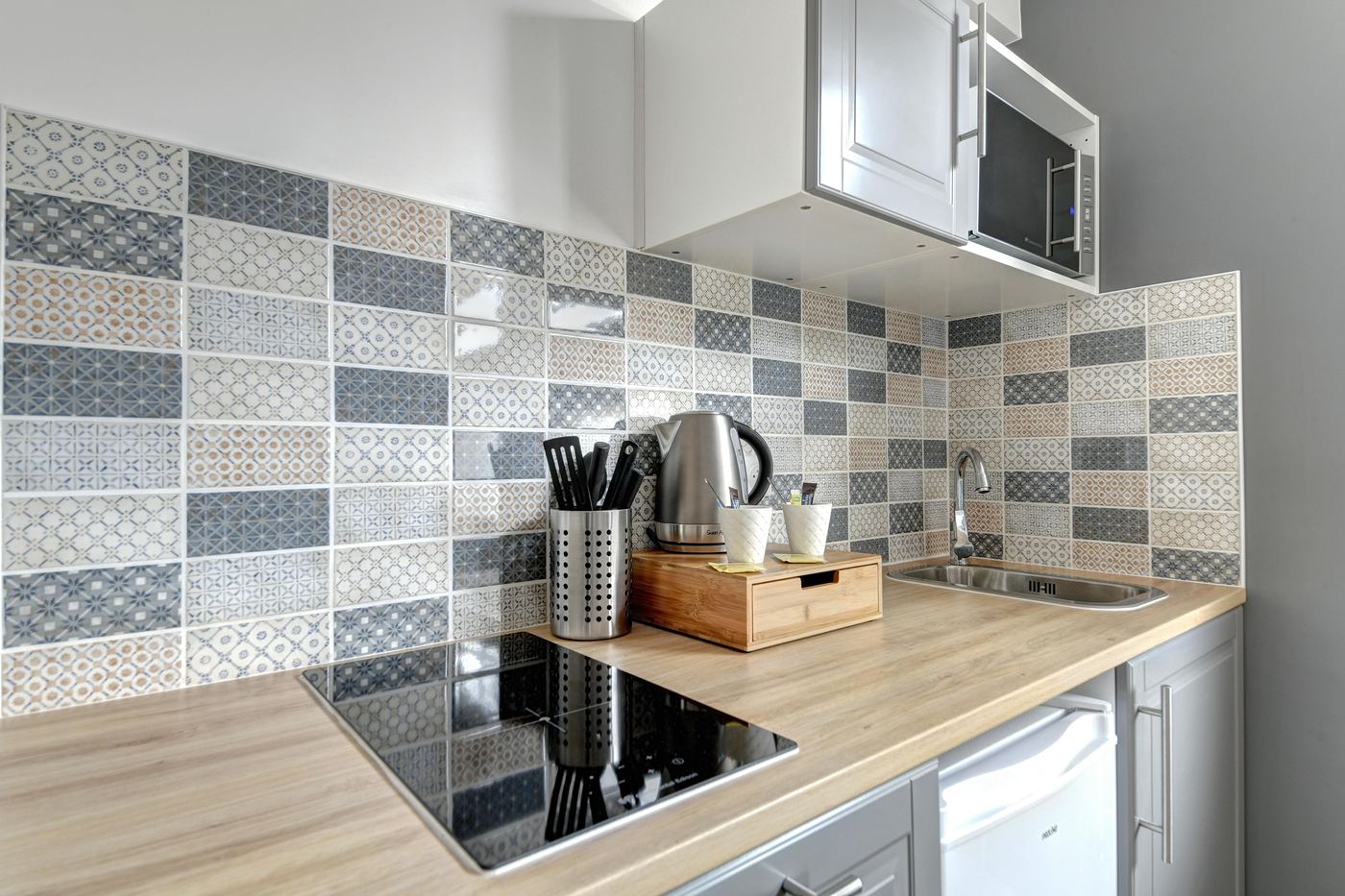 Aménagement d'un appartement en location courte durée, cuisine équipée, par Imagine Conception