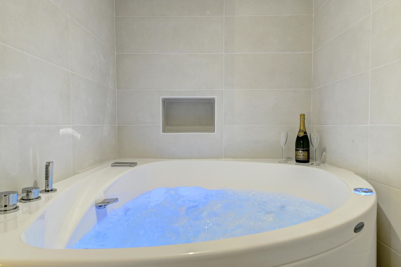 Aménagement d'un appartement en location courte durée, baignoire balnéo, par Imagine Conception