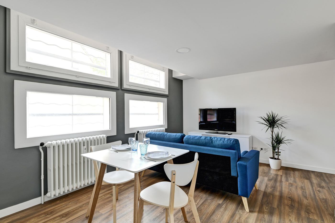 Aménagement d'un appartement en location courte durée, séjour et coin repas, par Imagine Conception