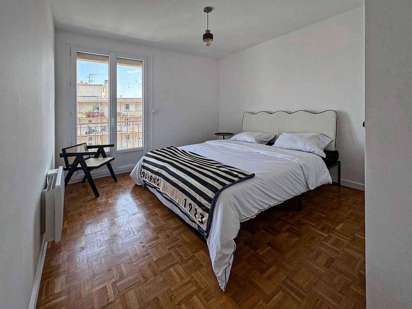Rénovation d'un appartement ouvert sur les toits, chambre et parquet en point de Hongrie, par Imagine Conception