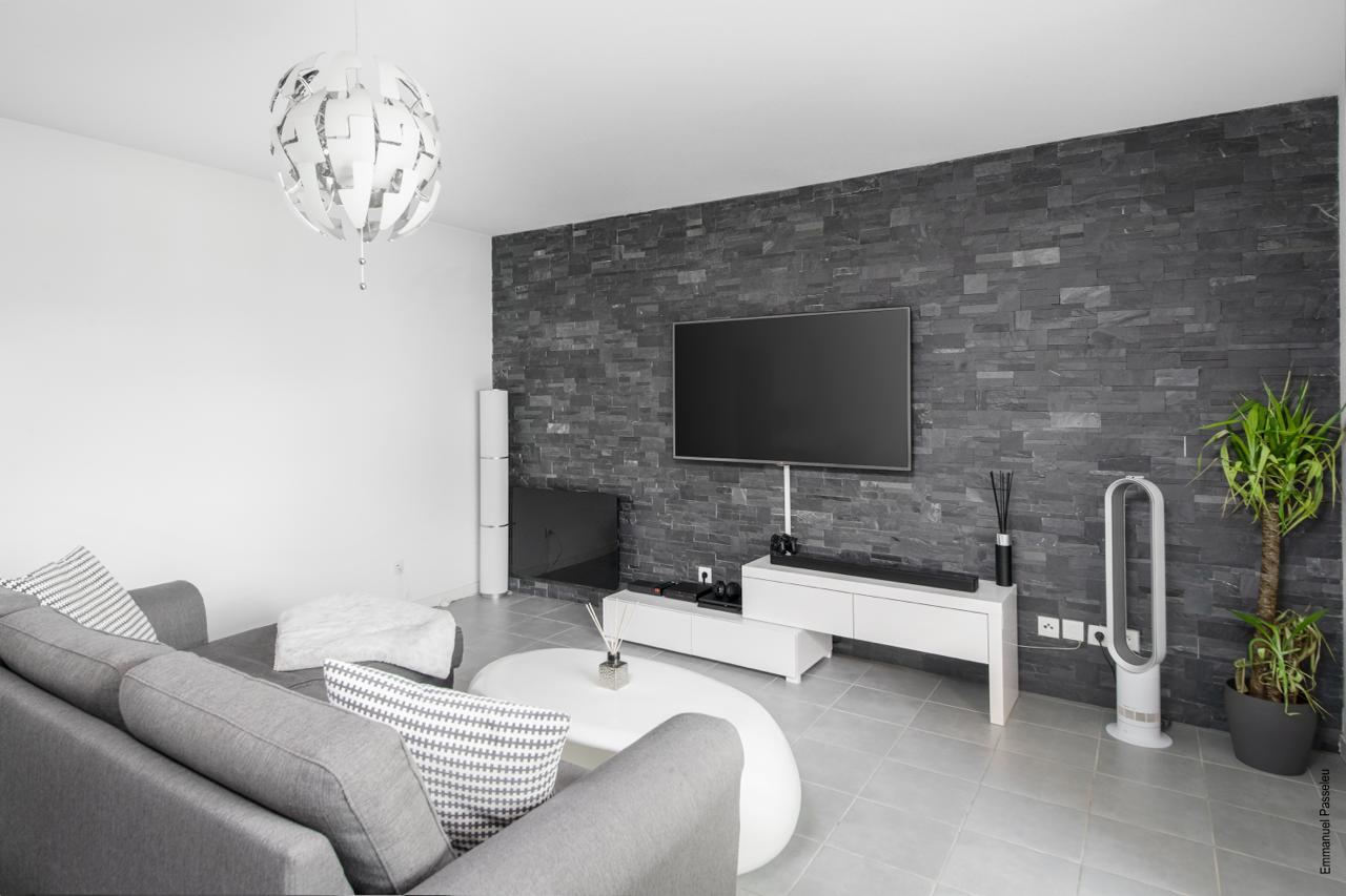 Rénovation d'un appartement, salon avec mur en pierre, par Imagine Conception