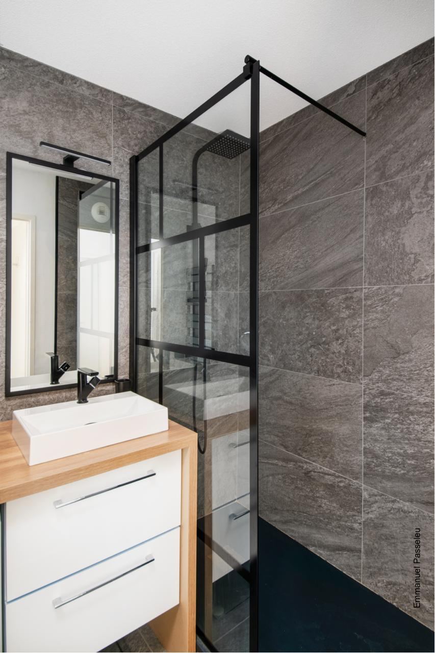 Rénovation d'un appartement, salle de bains avec verrière, par Imagine Conception