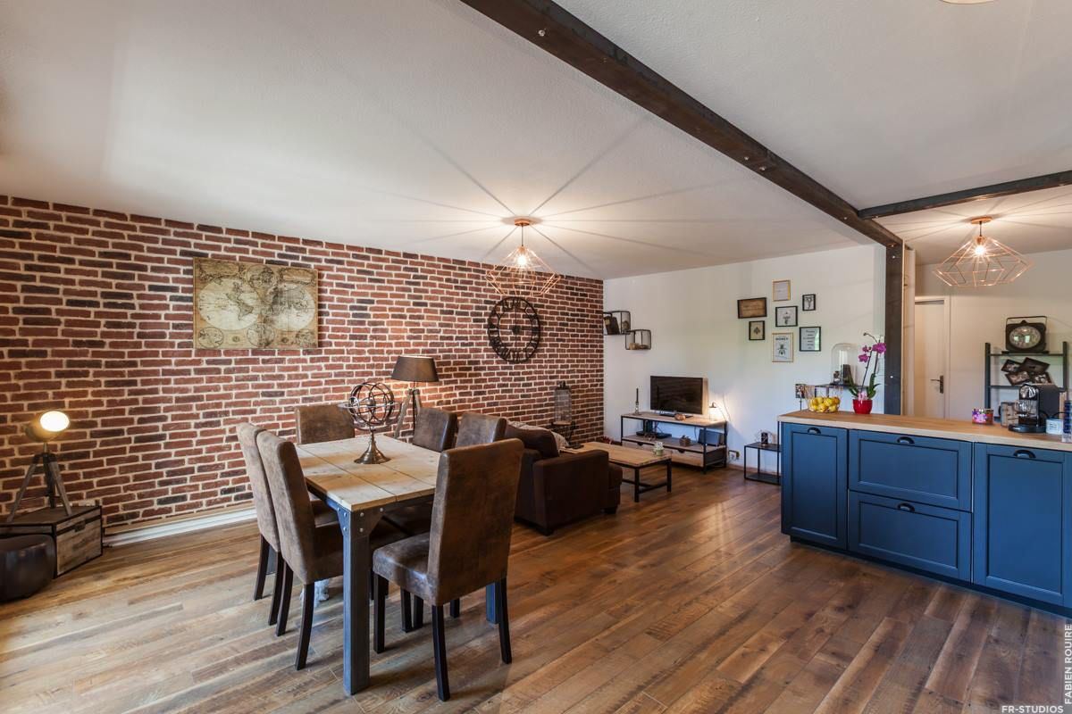 Rénovation d'un appartement avec mur en brique, salle à manger et mur en brique, par Imagine Conception