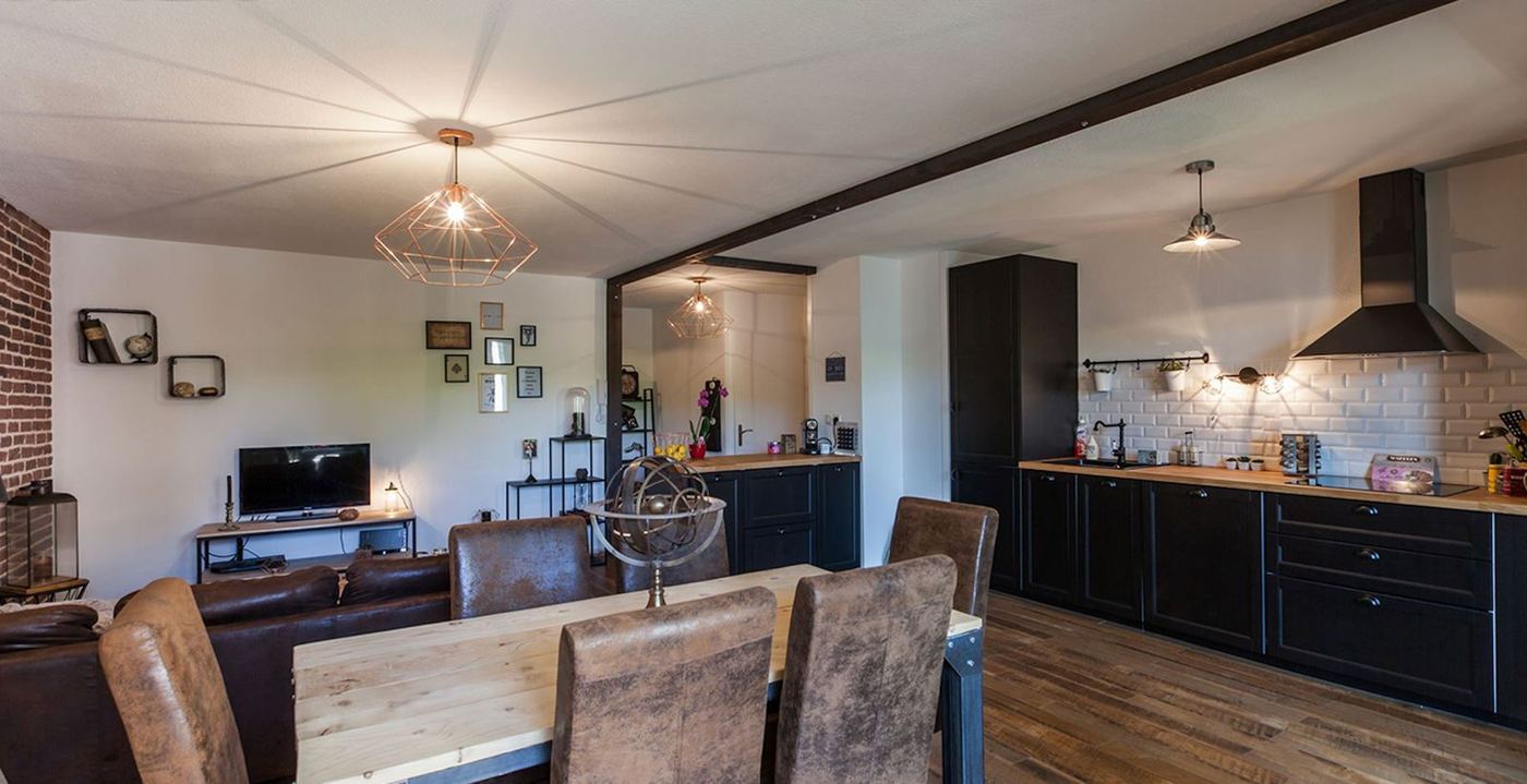 Rénovation d'un appartement avec mur en brique, cuisine bleue, par Imagine Conception