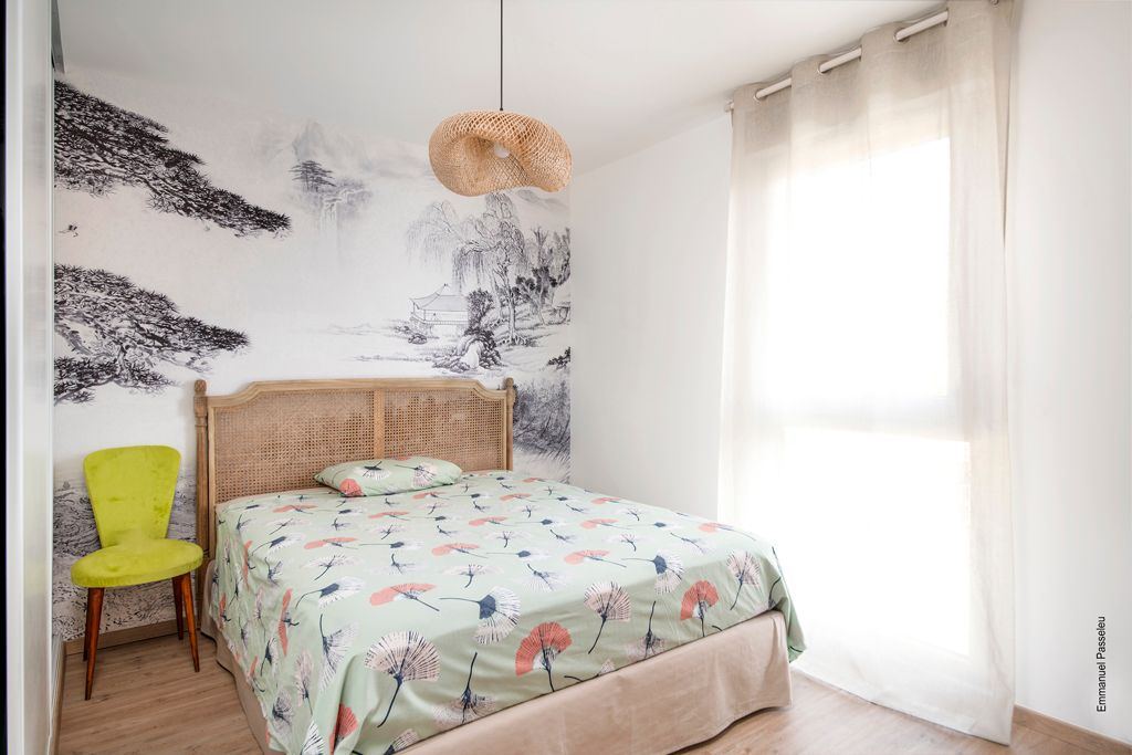 Aménagement et décoration d'un appartement, chambre avec papier peint panoramique, par Imagine Conception