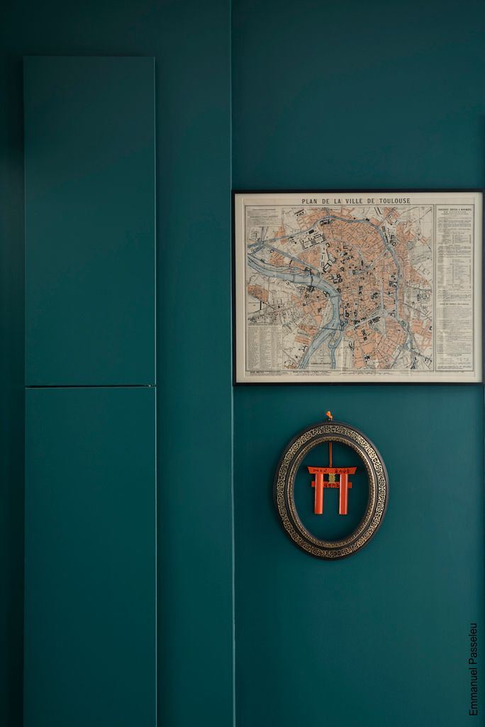 Aménagement et décoration d'un appartement, mur vert canard et carte ancienne de Toulouse, par Imagine Conception