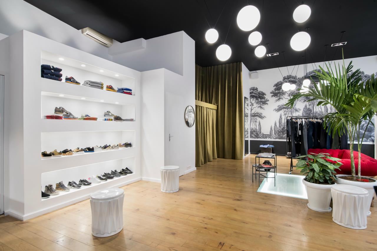 Agencement d'une boutique de prêt-à-porter, présentoir à chaussures, par Imagine Conception