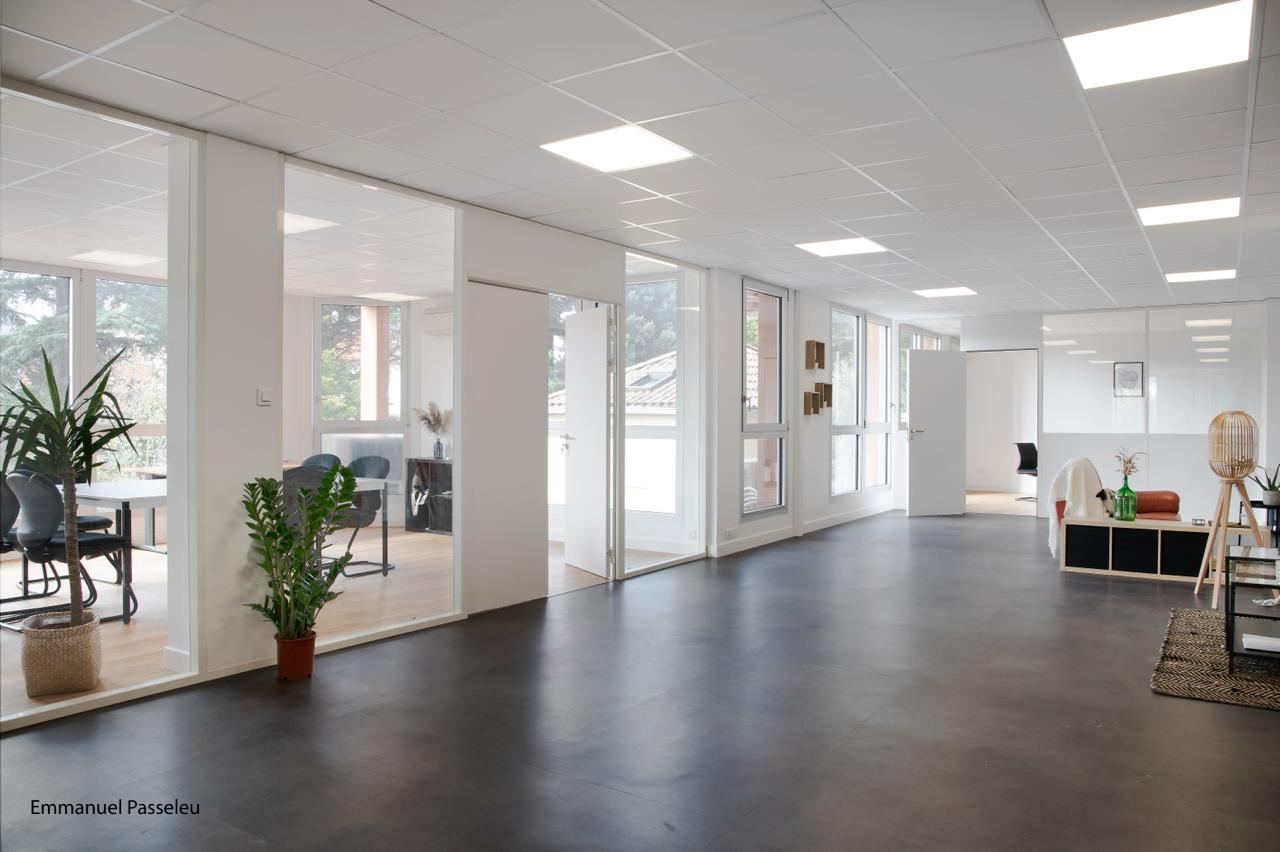 Aménagement d'un plateau de bureaux, circulation entre les bureaux, par Imagine Conception