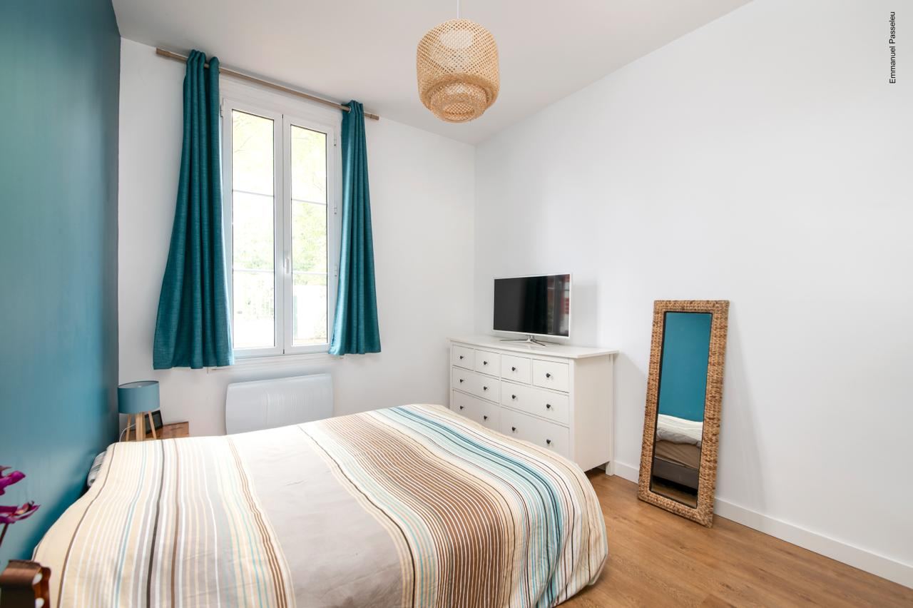 Rénovation d'une maison familiale, chambre bleu canard, par Imagine Conception
