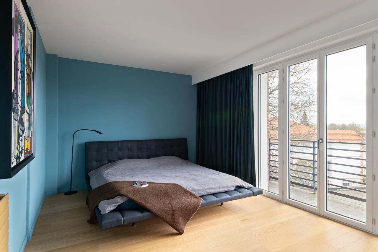 Rénovation complète d'un duplex, chambre bleu canard ouverte sur le balcon, par Imagine Conception